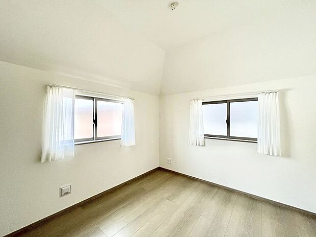 ~Bed Room~ 部屋数が多いのが戸建てのメリットです。ご家族が増えたことで手狭に感じていた住まいも戸建てでは各居室プライバシーを保つことができます。住まいにゆとりが生まれ心もリラックスできます♪