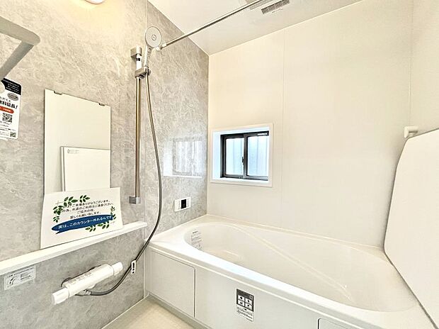 ~Bath Room~ ゆったりと足を伸ばして入浴することが可能!一日の疲れを癒す貴重なバスタイムです。お子様とご一緒でも十分な広さなので、リビングとは違った家族団欒のひと時をお楽しみいただけます。
