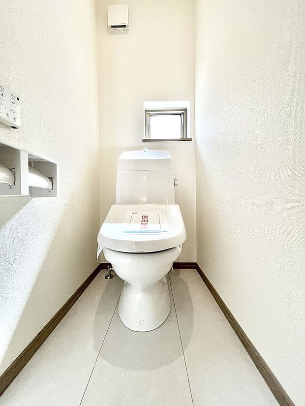 ~Toilet~ 綺麗・スッキリ・快適なウォシュレット付トイレでくつろげる空間です。トイレは毎日使わざるを得ないもの。いつも清潔を保ちたいですね。トイレが2ヶ所あるので朝の混雑時に便利です!