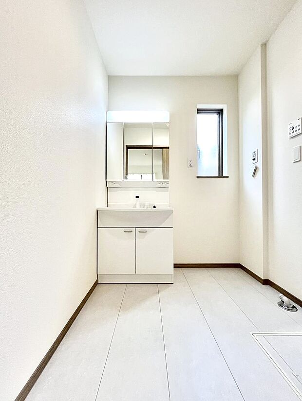 ~Dressing Room~ 暗くなりがちな洗面所も窓があると採光と換気が可能なので気持ちよくお使い頂けます。三面鏡タイプの洗面台は鏡裏収納で散らかりがちな洗面所もスッキリ♪