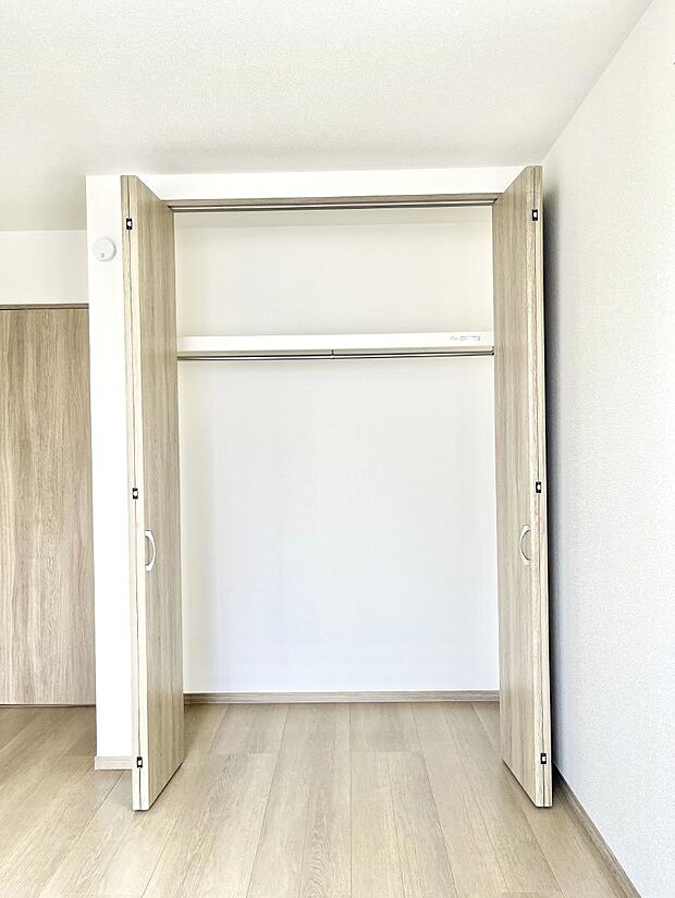 ~Closet~ 壁面クローゼットがあればタンスを置く必要がなく、出っ張りのないスッキリ空間を維持できます。限られたスペースを有効に活用できそう。季節の衣類や趣味の品などたっぷり収納出来ますね♪
