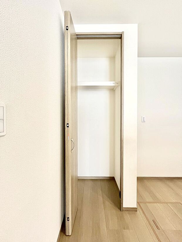 キッチン横収納!食材のストックはもちろん、日用品の収納など使い方はいろいろ!