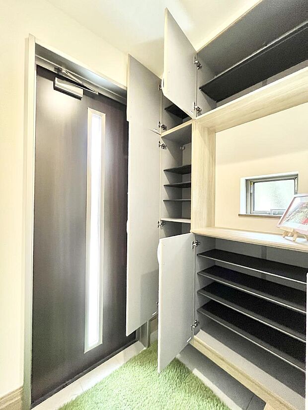 たっぷり収納できるシューズボックスで家族全員の靴も、玄関すっきり。