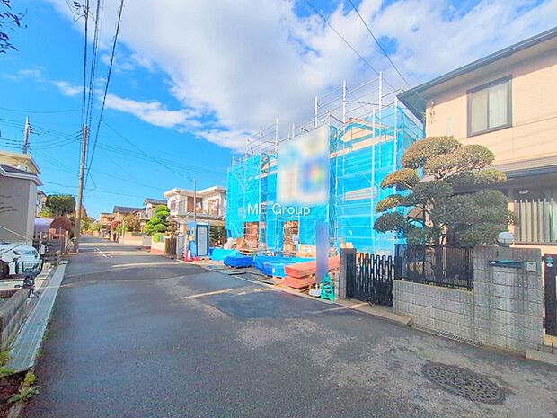 〜Exterior〜 前面道路:南西 6m 公道 前面道路は閑静な住宅地をはしる車通りの少ない道路。駐車の出し入れもらくらくです!ご不明点・現地見学のご希望は、お気軽にお問い合わせください!