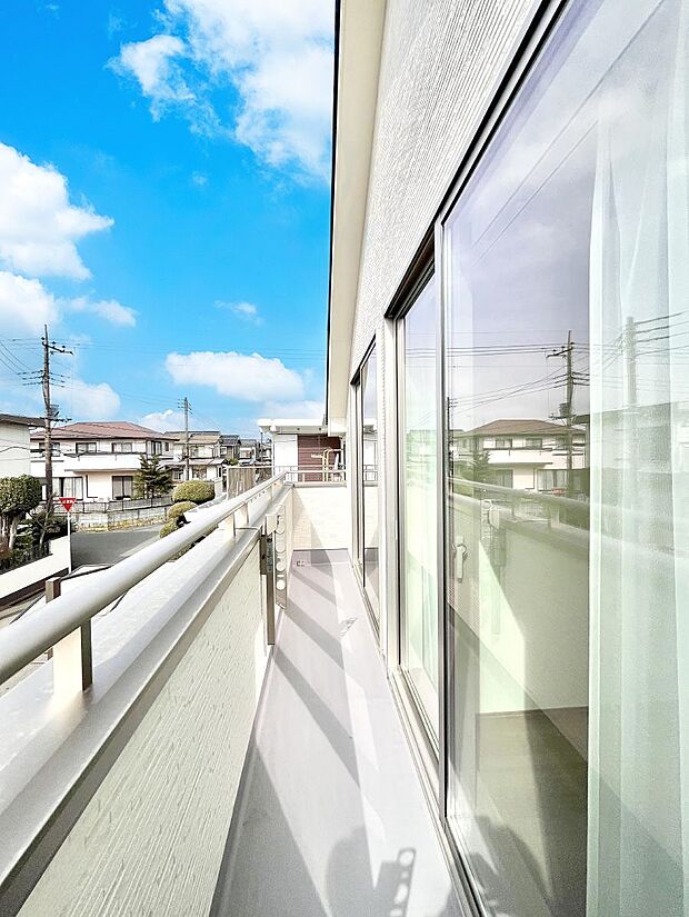 ～Balcony～  バルコニーは温かい陽がさしこみ、お布団や洗濯物を気持ちよく干すことができます。  使いやすく開放的なバルコニーです♪陽ざしがたっぷり降り注ぐ、バルコニー付き住まい。  
