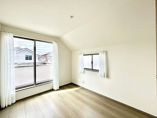 ~Bed Room~ 2面採光を確保した明るい室内は、風通しも良く、大変居心地の良い空間となっております。爽やかな風を感じて起きる朝は、快適生活の始まりに!日当たりや通風がとても良い住まい♪