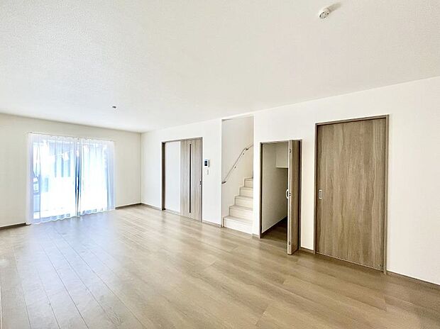 ~Living~ リビングに階段のある間取りです♪家族のコミュニケーションがスムーズに取れますね♪ゆとりある暮らしと心地よい住環境が紡ぐ贅沢な時間をご家族みんなでお過ごし下さい。