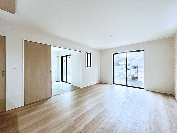 大きな窓からたっぷりの陽光と風を感じられるリビング