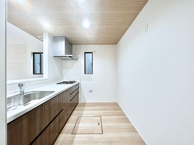 爽やかな風が通り抜けるキッチン。窓があるので明るく換気にも役立ちます。