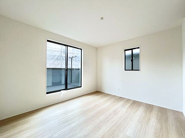 明るいバルコニーサイドに洋室を設置。目覚めの良い寝室に。 