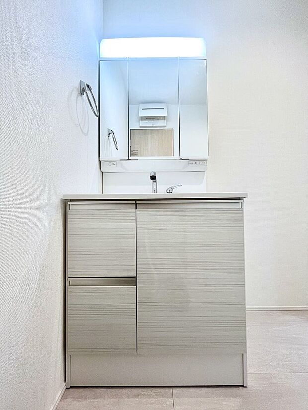 明るい洗面所は毎朝の身支度も楽しくできちゃいそうです。