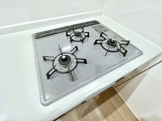 ガスコンロはＳｉセンサー搭載。火力調節や焦げ付き・消し忘れも防いでくれます。