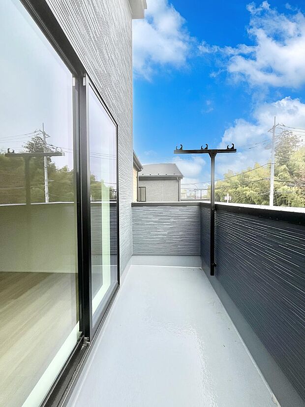 ゆったりバルコニーだから沢山お洗濯ものを干せます。