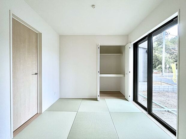 リビングと隣り合っている和室。ほっと一息できる和の空間も忘れずに。 