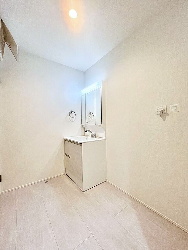 清潔感ある洗面化粧室で朝の身支度も快適  