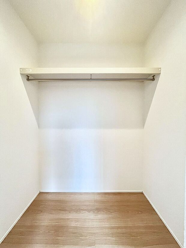 ウォークインクローゼット付きで生活空間を広く利用できます。