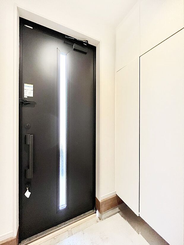 明るい玄関はお客様をお出迎えするのにぴったりです！ 