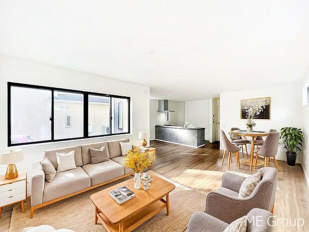 家族の和やかな会話が聞こえてきそう。開放感のあるリビングです。※家具はCGです  