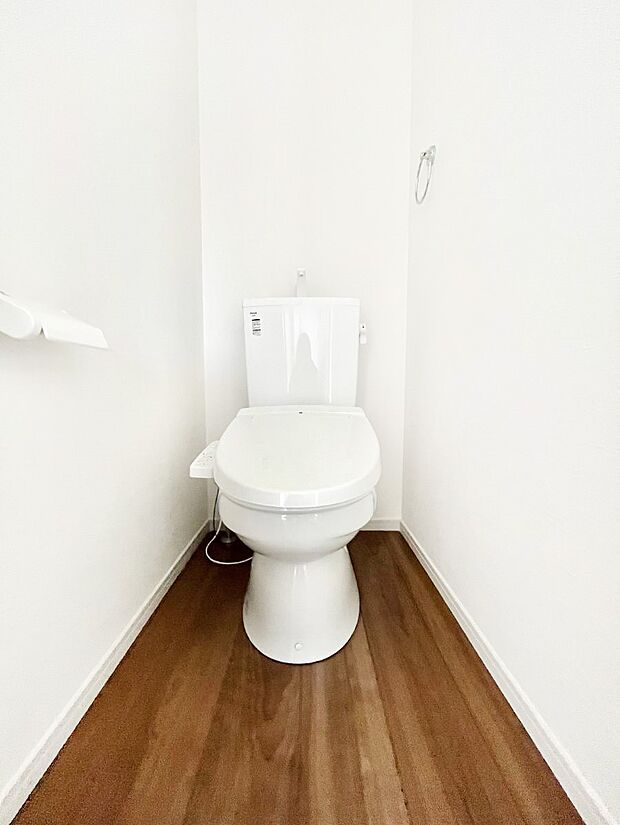 明るく清潔感のあるトイレです。 