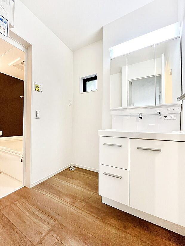 身支度もスムーズにおこなえる脱衣場。  