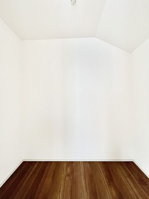 ウォークインクローゼット付きで生活空間を広く利用できます。