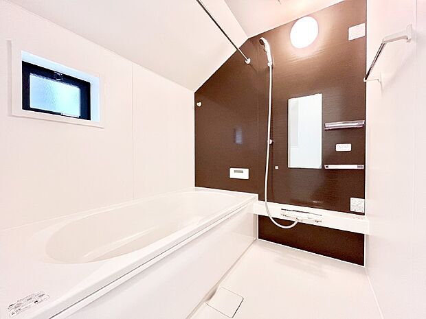 〜Bath Room〜　落ち着いた雰囲気の浴室で明日に向けてリフレッシュ。浴室乾燥機能も付いているので隣の洗濯機置き場で洗い上がった洗濯物を、雨の日も天気を気にせず乾燥させることも可能です。