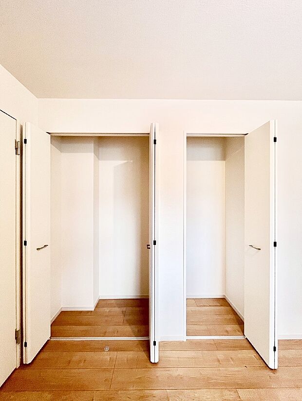 〜Closet〜　壁面クローゼットがあればタンスを置く必要がなく、出っ張りのないスッキリ空間を維持できます。限られたスペースを有効に活用できそう。季節の衣類や趣味の品などたっぷり収納出来ますね♪