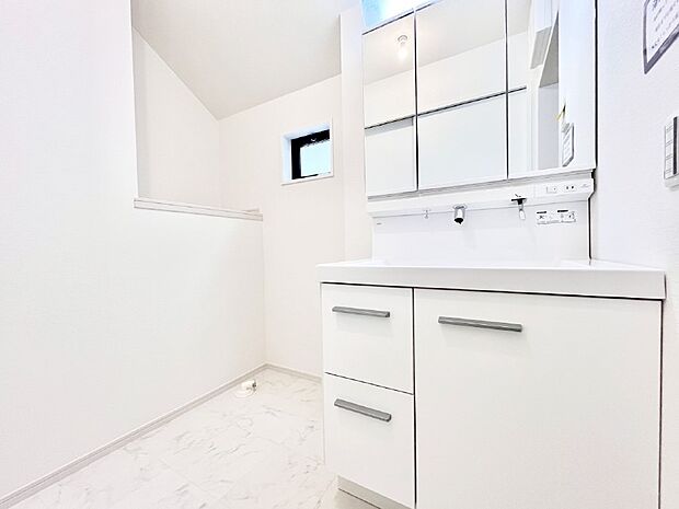 清潔感ある洗面化粧室で朝の身支度も快適