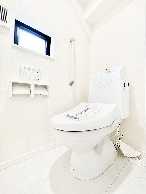 清潔感あるシャワートイレ。小窓から光が注ぎ込みます！