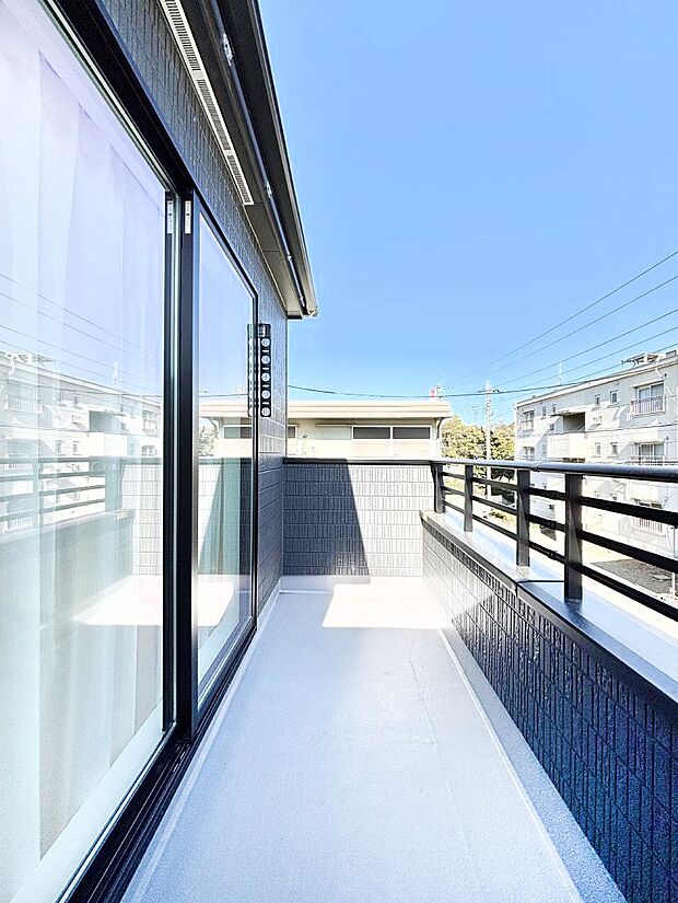 暖かな陽光が降り注ぐバルコニーはお洗濯におすすめ。爽やかな風も心地よいです。 