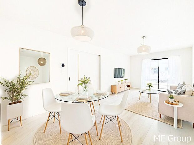 大きな窓からたっぷりの陽光と風を感じられるリビング ※家具はCGです