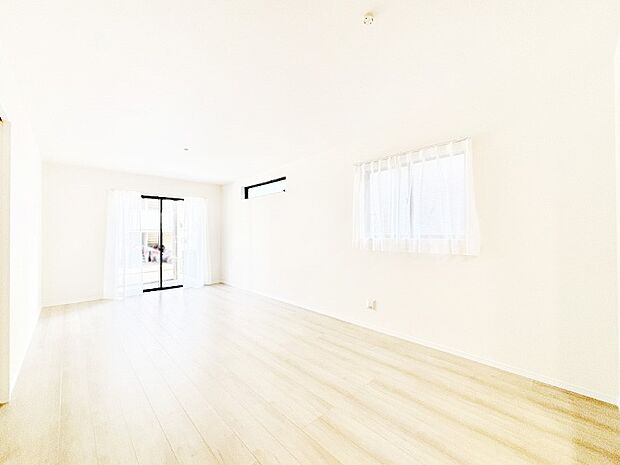 開放感ある広々リビングは明るい陽光が入り込む家族みんなの憩いの空間です。