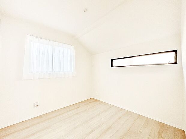 2面採光の洋室。窓から入り込む陽光がお部屋全体を優しく包み込みます!