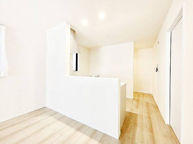 家族の会話はもちろん、配膳・片付けもラクラクなカウンターキッチン