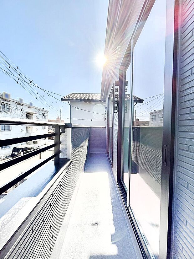 暖かな陽光が降り注ぐバルコニーはお洗濯におすすめ。爽やかな風も心地よいです。