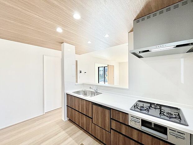 料理をしながらでもご家族との会話を楽しめる対面キッチン