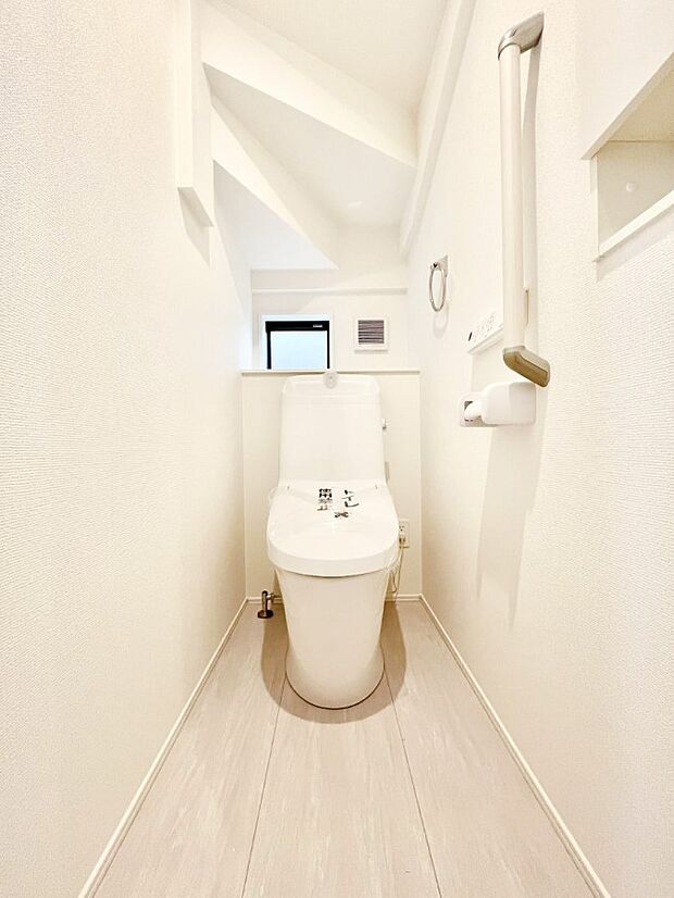 明るく清潔感のあるトイレです。