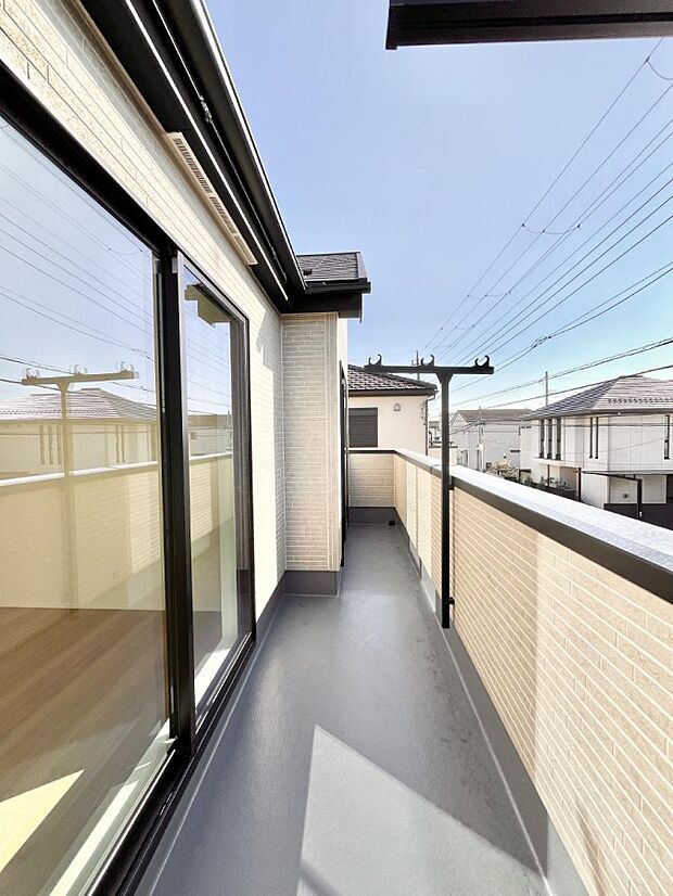 広々バルコニーでお洗濯物が気持ちよく乾きます。