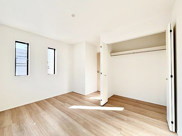 やさしい光がさしこむ居室はしっかり収納付き