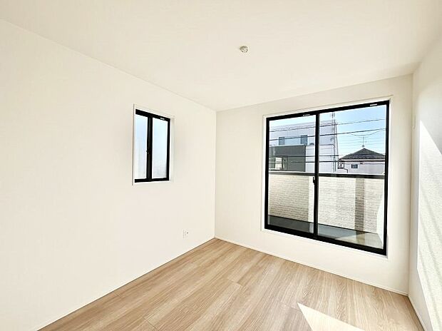 バルコニーが開放感をプラスしてくれる洋室  　