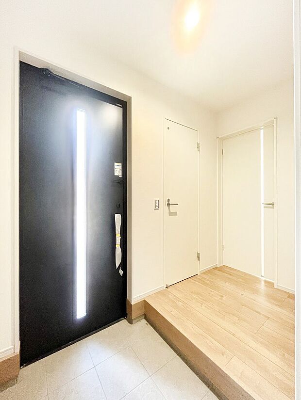 〜Entrance〜　玄関は家の顔といわれますが我が家のセンスをさりげなく感じさせる魅力ある玄関造りも楽しみの一つ。帰宅する度に家族がほっとできる心地よい空間造りも大切ですね♪