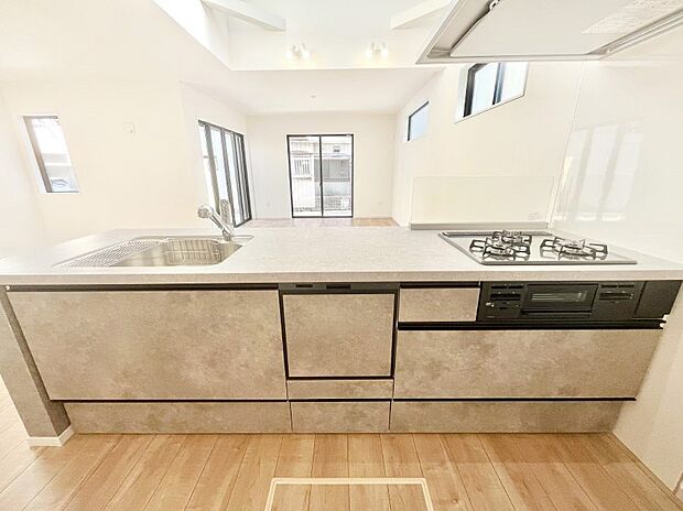 〜Kitchen〜　会話が弾むリビング、料理が愉しくなるキッチン。家は、ただ生活する場ではなく、暮らしを愉しく、快適にする場所。笑顔の毎日、安らぎの日々のために、最新の設備・仕様を採用。