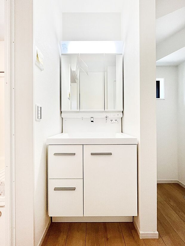 〜Dressing Room〜  清潔感溢れる色合いで統一されていると、スッキリと整った印象をうけます。  鏡の裏にはたっぷりと収納スペースを標準装備！  水廻りは、シンプルかつ機能性を重視して。