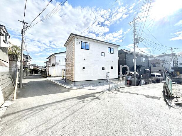 前面道路：角地 ： 北 4m 私道、西 3.7m 公道  前面道路は閑静な住宅地をはしる車通りの少ない道路。  駐車の出し入れもらくらくです！ご不明点・現地見学のご希望は、お気軽にお問い合わせください！