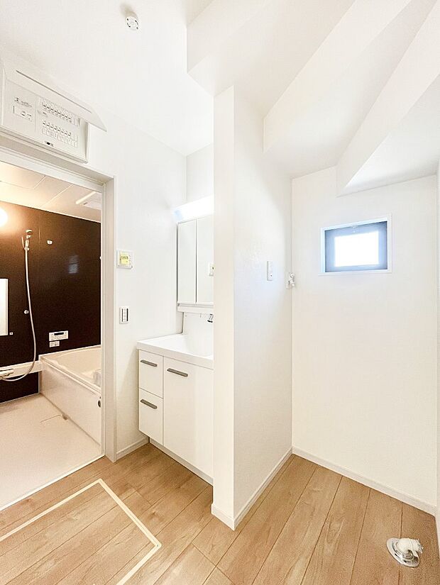 〜Dressing Room〜　暗くなりがちな洗面所も窓があると採光と換気が可能なので気持ちよくお使い頂けます。三面鏡タイプの洗面台は鏡裏収納で散らかりがちな洗面所もスッキリ♪