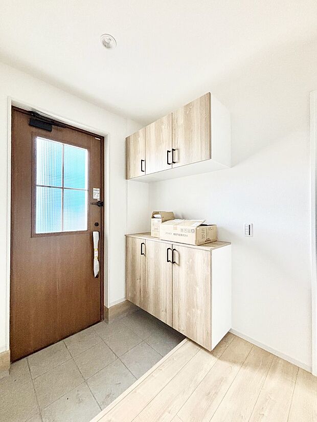 下駄箱はご家族の写真や季節のインテリアで飾り棚として演出できます