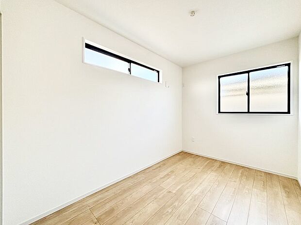 窓からのやさしい光が心地よいプライベートルーム