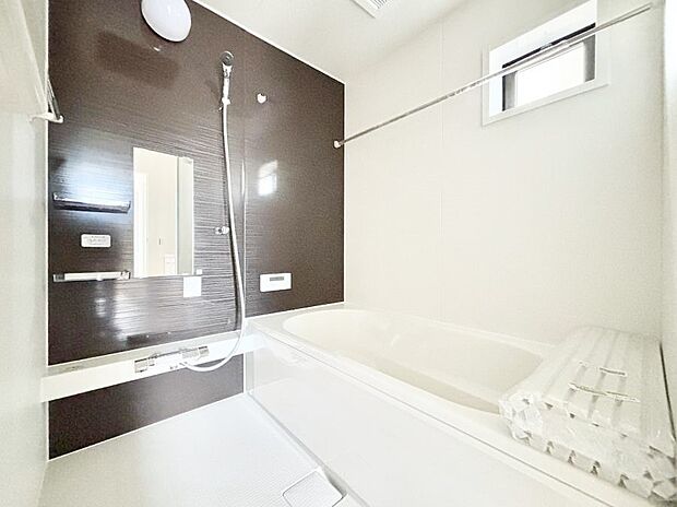 一日の疲れを癒してくれる明るい清潔感のあるバスルーム