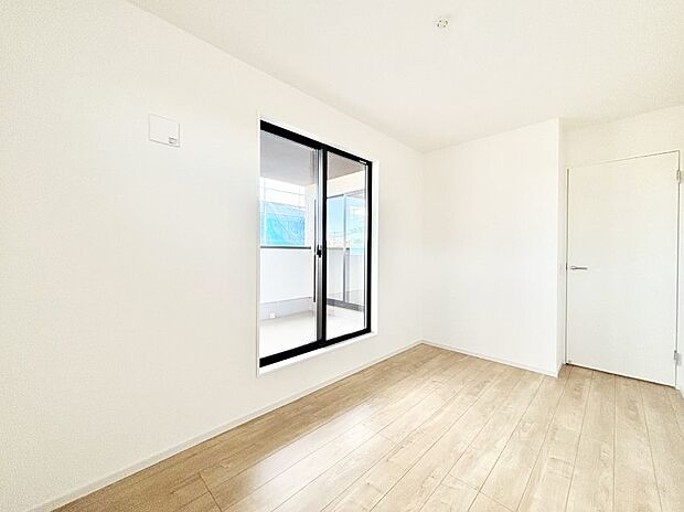 バルコニーが開放感をプラスしてくれる洋室