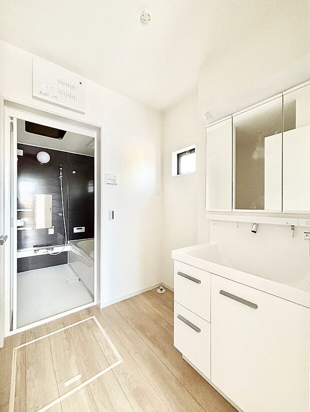 清潔感ある洗面化粧室で朝の身支度も快適